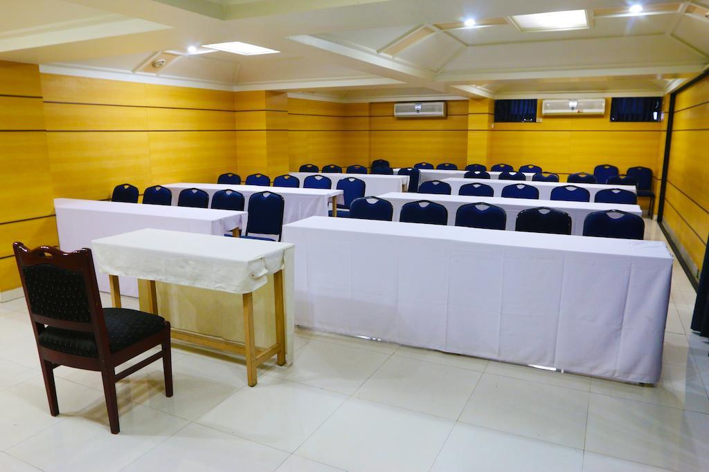 The Ambassador Hotel Pune Extérieur photo