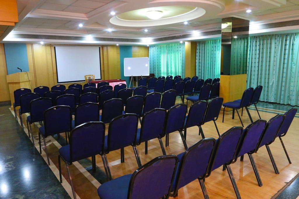 The Ambassador Hotel Pune Extérieur photo