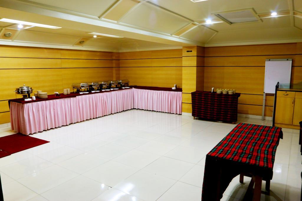 The Ambassador Hotel Pune Extérieur photo