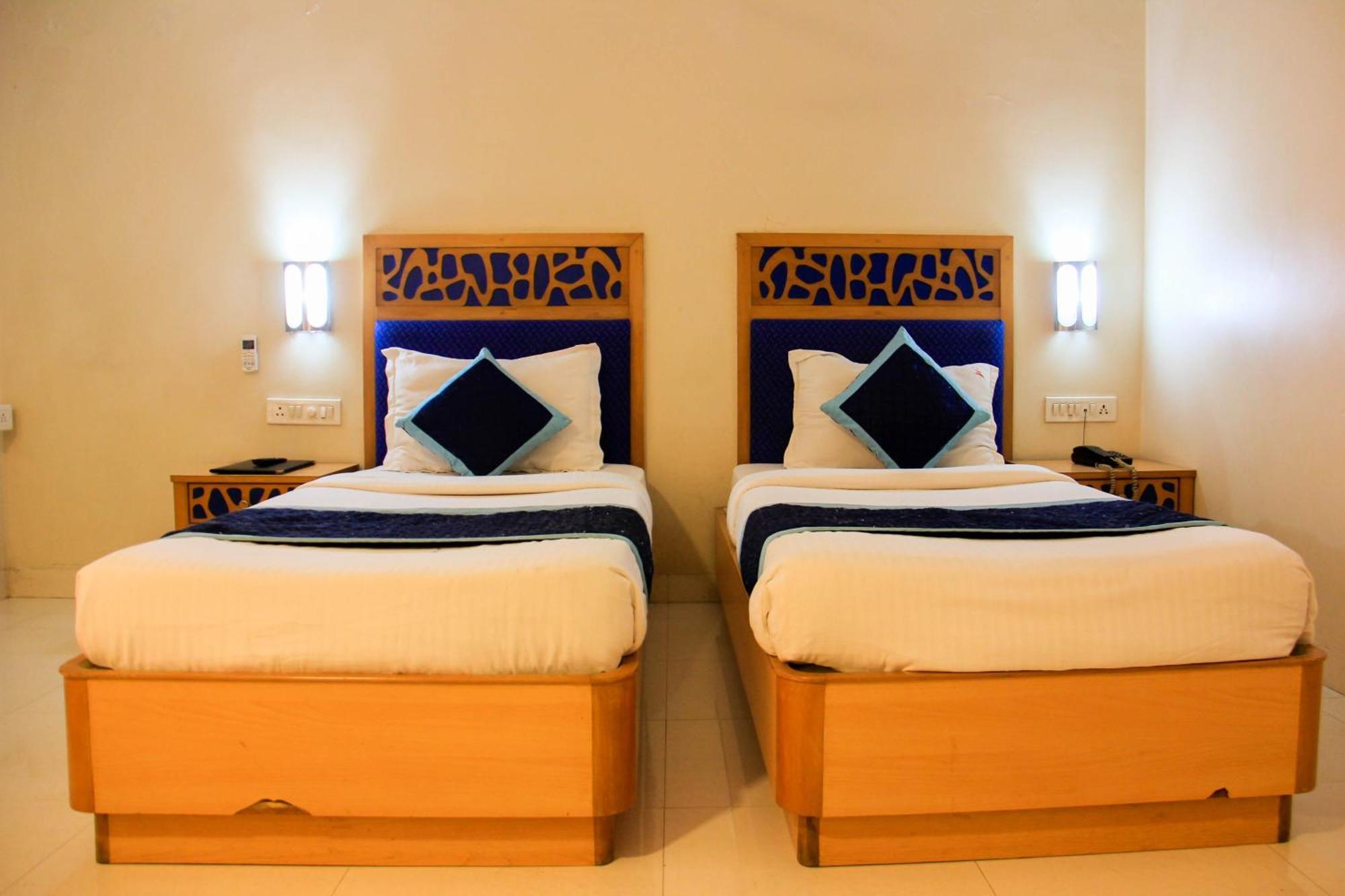 The Ambassador Hotel Pune Extérieur photo