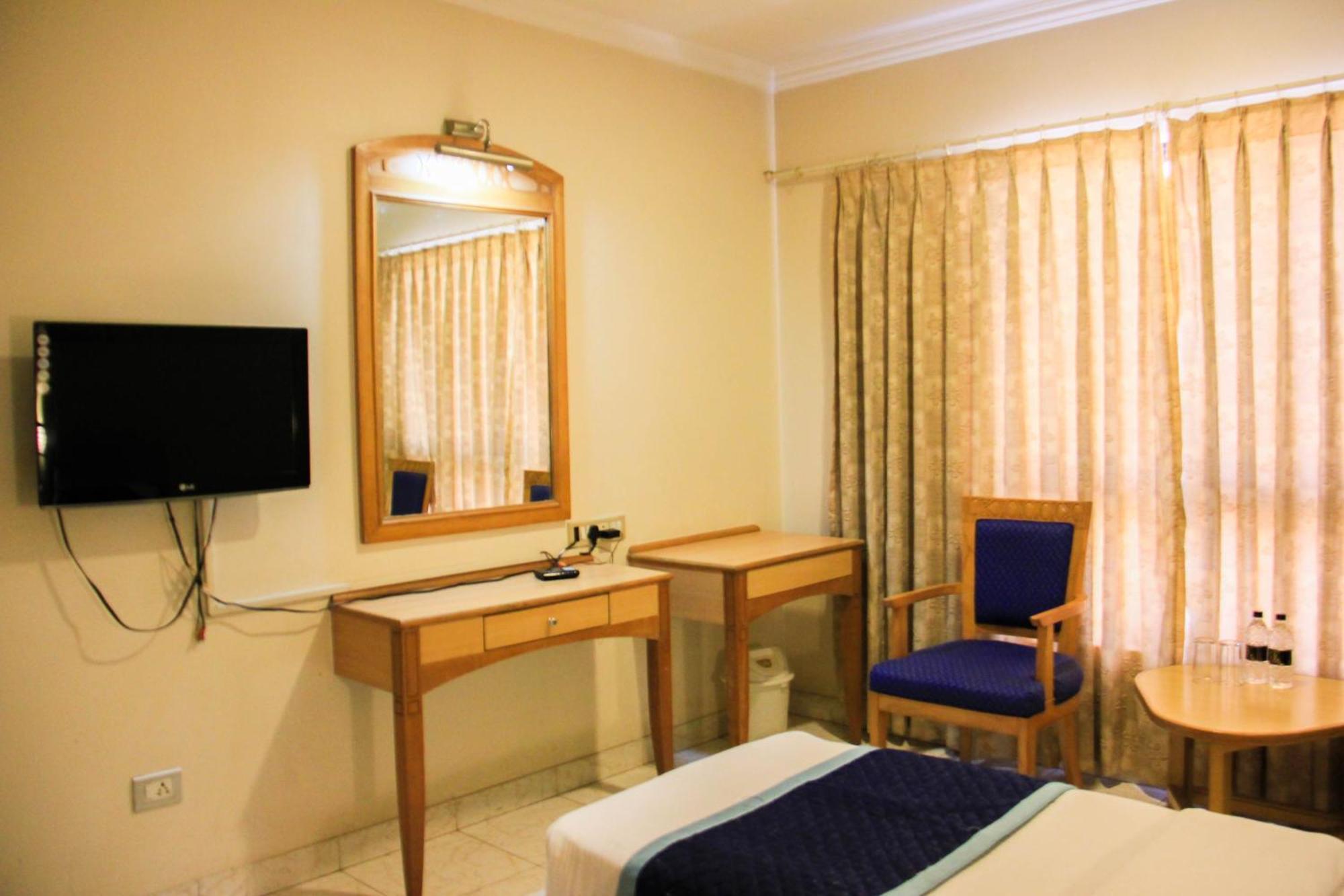 The Ambassador Hotel Pune Extérieur photo