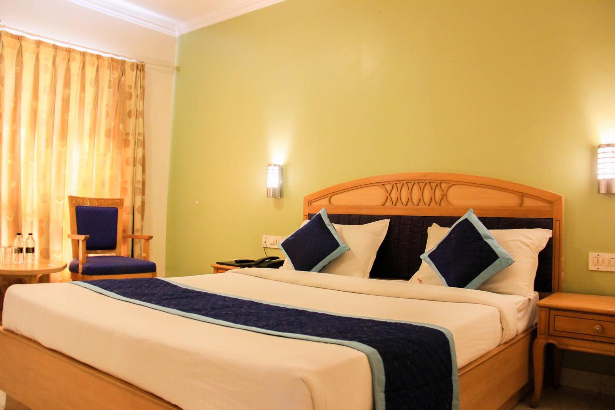 The Ambassador Hotel Pune Extérieur photo