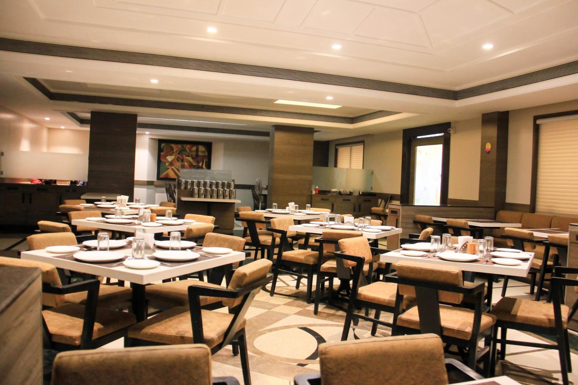 The Ambassador Hotel Pune Extérieur photo