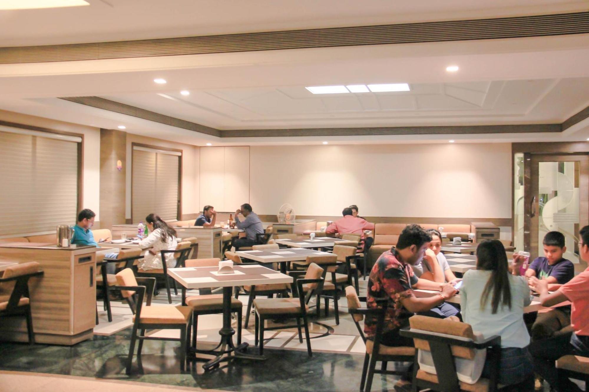 The Ambassador Hotel Pune Extérieur photo